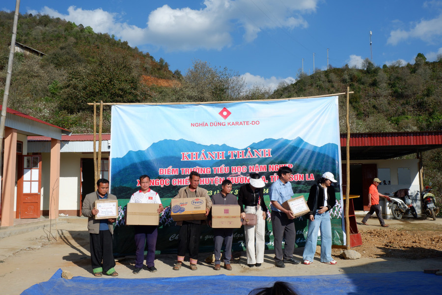 Đoàn thiện nguyện tặng quà cho nhà trường. Đoàn thiện nguyện tặng quà cho nhà trường.