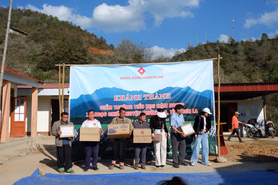 Đoàn thiện nguyện tặng quà cho nhà trường.