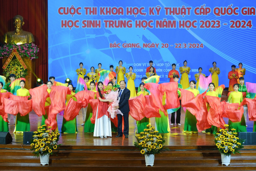 Giám đốc Sở GD&ĐT Tạ Việt Hùng tặng hoa tiết mục văn nghệ chào mừng khai mạc. Giám đốc Sở GD&ĐT Tạ Việt Hùng tặng hoa tiết mục văn nghệ chào mừng khai mạc.