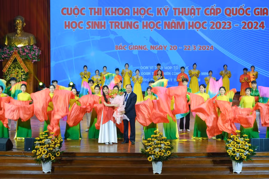 Giám đốc Sở GD&amp;ĐT Tạ Việt Hùng tặng hoa tiết mục văn nghệ chào mừng khai mạc.