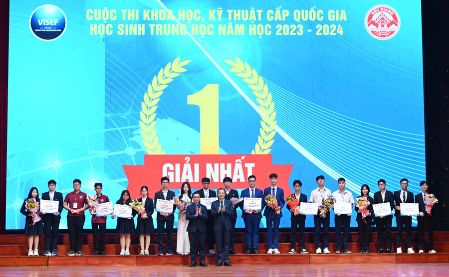 Thứ trưởng Bộ GD&ĐT Phạm Ngọc Thưởng trao giải Nhất và tặng hoa cho các dự án. Ông Nguyễn Đức Nguyên - Phó Trưởng ban Thanh niên trường học Trung ương Đoàn trao huy hiệu tuổi trẻ sáng tạo. Thứ trưởng Bộ GD&ĐT Phạm Ngọc Thưởng trao giải Nhất và tặng hoa cho các dự án. Ông Nguyễn Đức Nguyên - Phó Trưởng ban Thanh niên trường học Trung ương Đoàn trao huy hiệu tuổi trẻ sáng tạo.