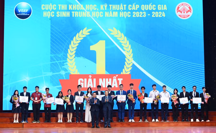 Thứ trưởng Bộ GD&ĐT Phạm Ngọc Thưởng trao giải Nhất và tặng hoa cho các dự án. Ông Nguyễn Đức Nguyên - Phó Trưởng ban Thanh niên trường học Trung ương Đoàn trao huy hiệu tuổi trẻ sáng tạo.