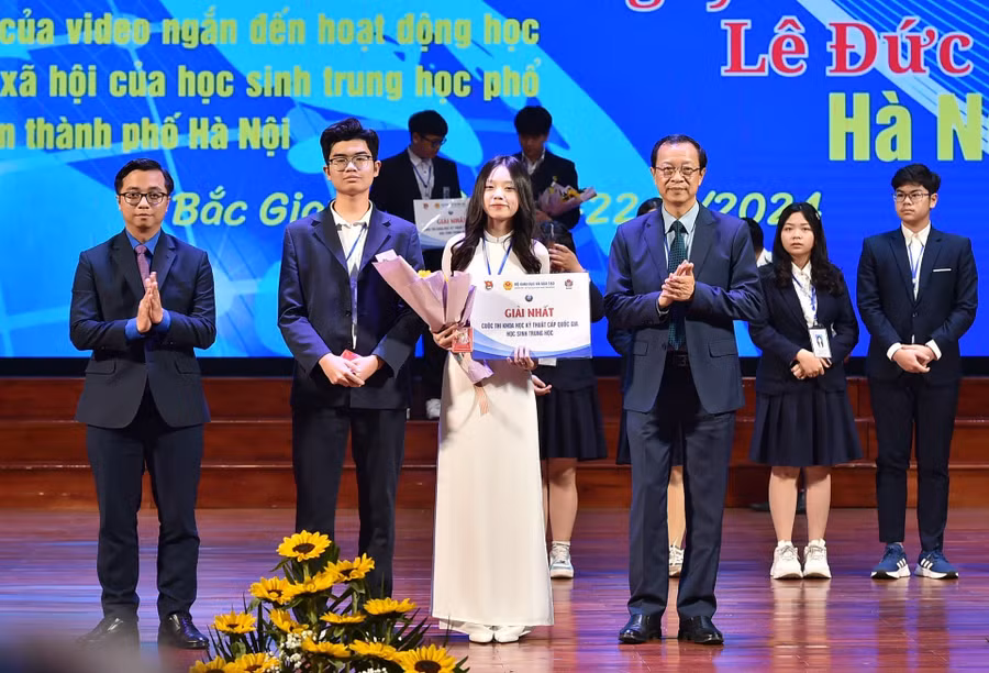 Thứ trưởng Bộ GD&ĐT Phạm Ngọc Thưởng (bên phải) trao giải Nhất. 