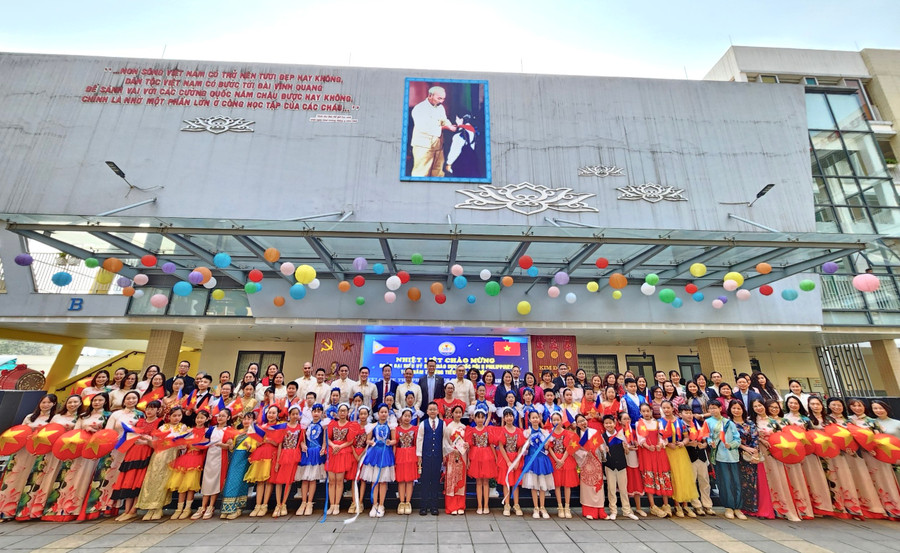 Đoàn chụp ảnh lưu niệm với lãnh đạo quận Ba Đình và thầy trò Trường Tiểu học Kim Đồng. Đoàn chụp ảnh lưu niệm với lãnh đạo quận Ba Đình và thầy trò Trường Tiểu học Kim Đồng.