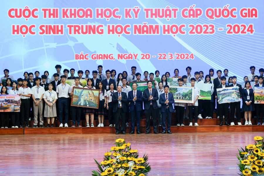 Lãnh đạo Bộ GDĐT, tỉnh Bắc Giang và đại biểu chúc mừng đại diện thí sinh dự thi. Lãnh đạo Bộ GDĐT, tỉnh Bắc Giang và đại biểu chúc mừng đại diện thí sinh dự thi.