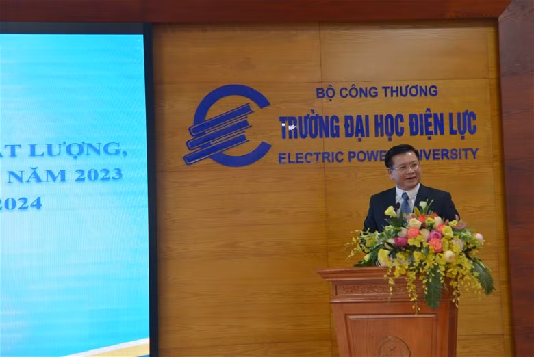PGS.TS Đinh Văn Châu - Hiệu trưởng Trường Đại học Điện lực phát biểu tại hội nghị.