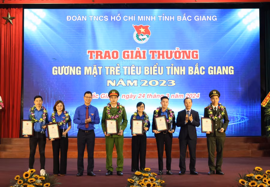 Ông Mai Sơn - PCT Thường trực UBND tỉnh Bắc Giang (thứ 2 từ phải sang) tuyên dương gương mặt trẻ tiêu biểu.