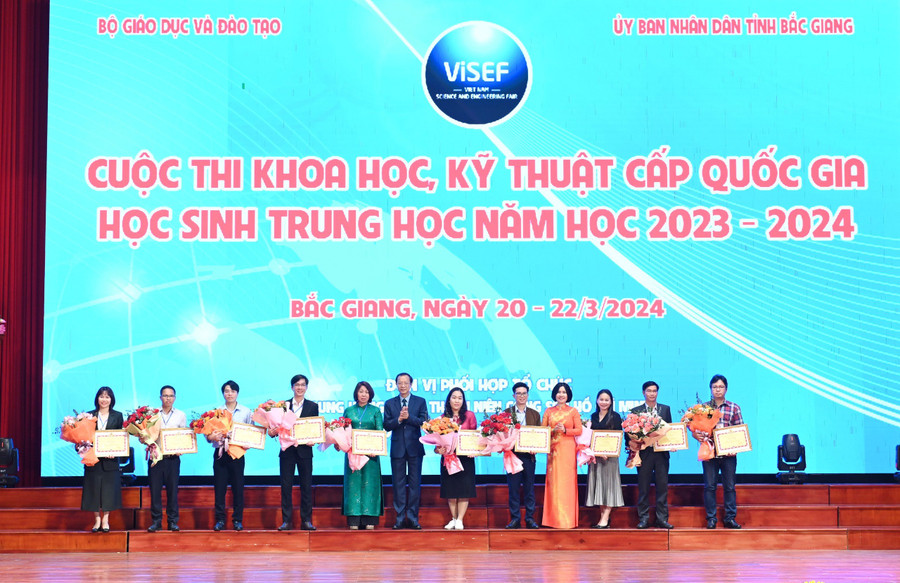 Thứ trưởng Bộ GD&ĐT Phạm Ngọc Thưởng và bà Lê Thị Mai Oanh tặng Bằng khen Công đoàn Giáo dục Việt Nam và hoa chúc mừng 10 giáo viên bồi dưỡng học sinh có dự án đạt giải Nhất. Thứ trưởng Bộ GD&ĐT Phạm Ngọc Thưởng và bà Lê Thị Mai Oanh tặng Bằng khen Công đoàn Giáo dục Việt Nam và hoa chúc mừng 10 giáo viên bồi dưỡng học sinh có dự án đạt giải Nhất.