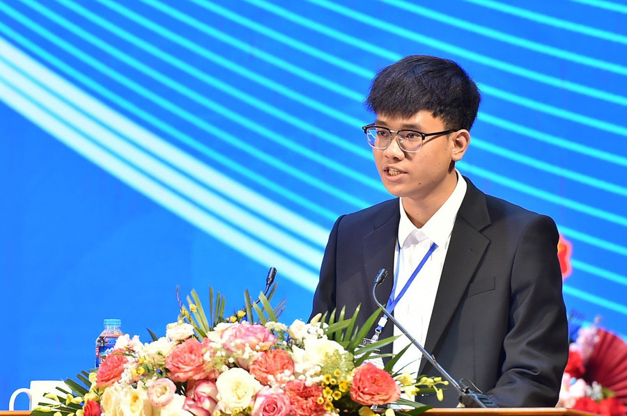 Em Nguyễn Hồng Hoàng phát biểu. Em Nguyễn Hồng Hoàng phát biểu.