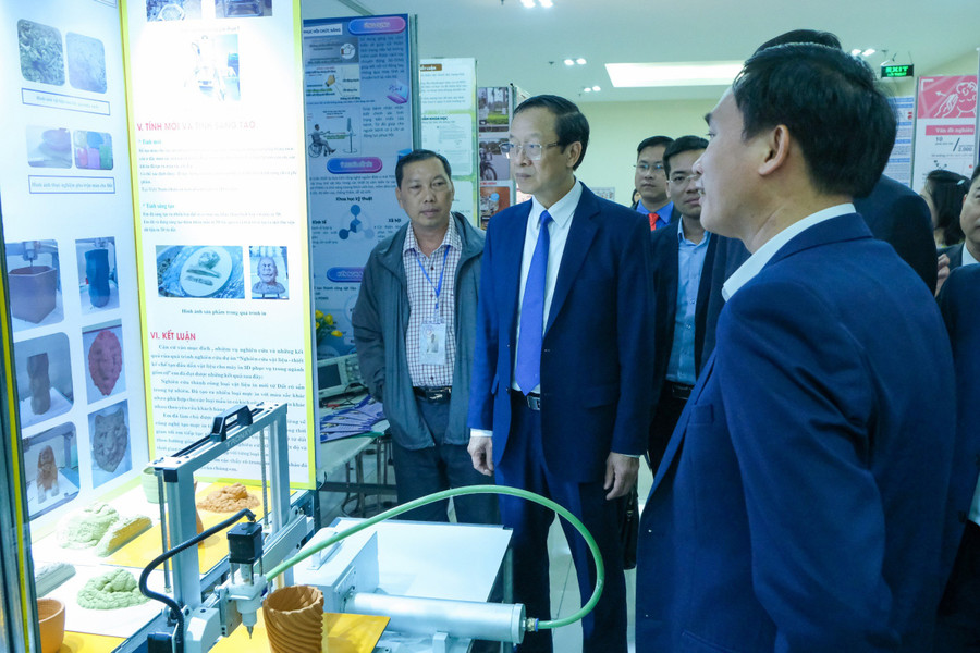 Thứ trưởng Phạm Ngọc Thưởng cùng đại biểu thăm quan gian hàng dự án tại Cuộc thi. Thứ trưởng Phạm Ngọc Thưởng cùng đại biểu thăm quan gian hàng dự án tại Cuộc thi.