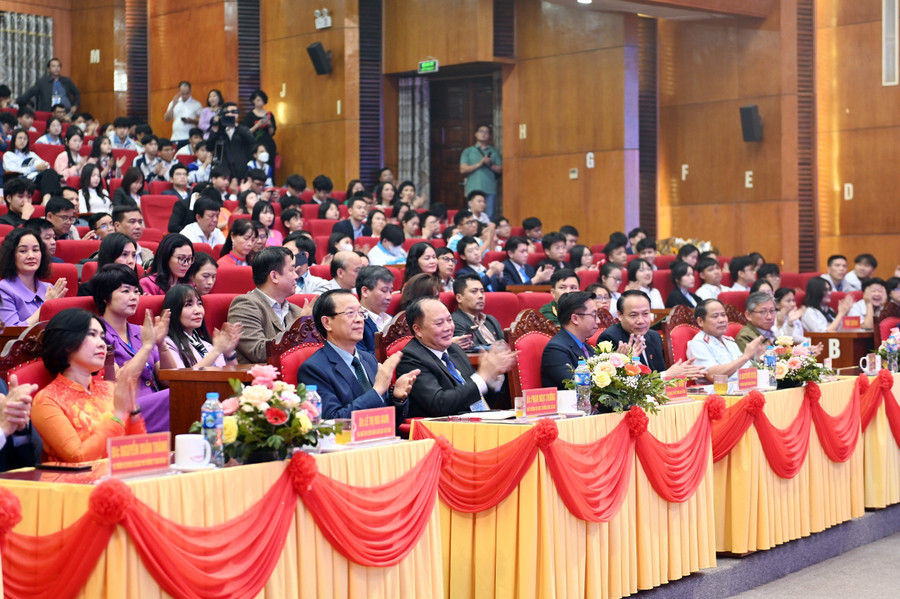 Đại biểu dự lễ bế mạc và trao giải. Đại biểu dự lễ bế mạc và trao giải.