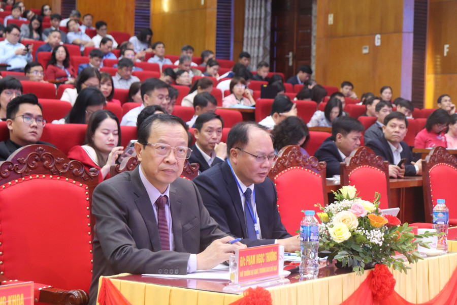 Thứ trưởng Bộ GD&ĐT Phạm Ngọc Thưởng và đại biểu dự hội thảo. Thứ trưởng Bộ GD&ĐT Phạm Ngọc Thưởng và đại biểu dự hội thảo.
