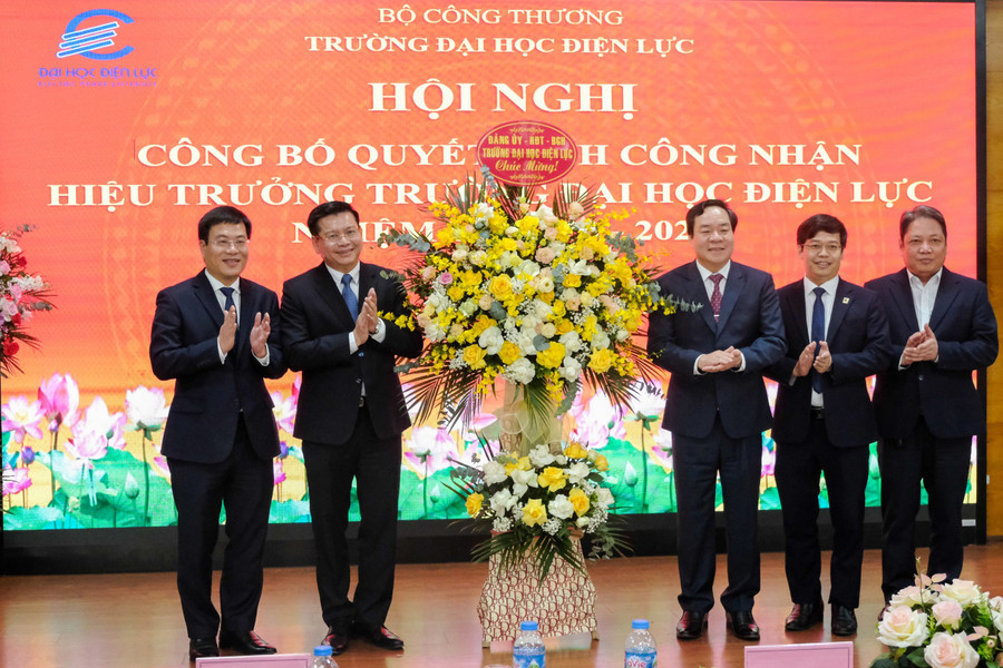 Ban Giám hiệu Trường Đại học Điện lực chúc mừng tân Hiệu trưởng PGS.TS Đinh Văn Châu. Ban Giám hiệu Trường Đại học Điện lực chúc mừng tân Hiệu trưởng PGS.TS Đinh Văn Châu.
