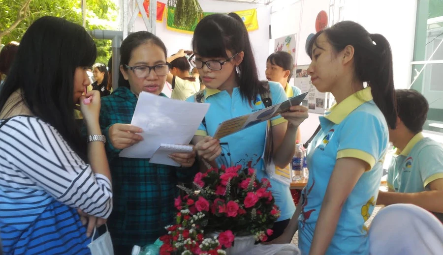 Thí sinh và phụ huynh tìm hiểu thông tin về ngành nghề đào tạo trong Ngày hội tuyển sinh do ĐH Đà Nẵng tổ chức.