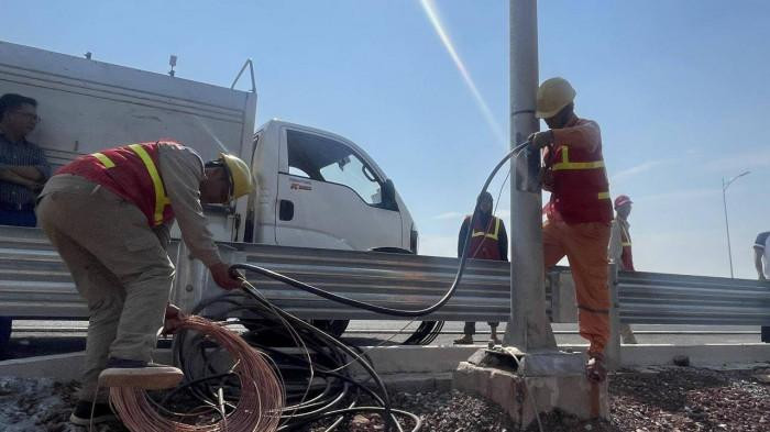 Nhà thầu tiến hành sửa chữa, thay thế đoạn cáp điện bị cắt trộm.