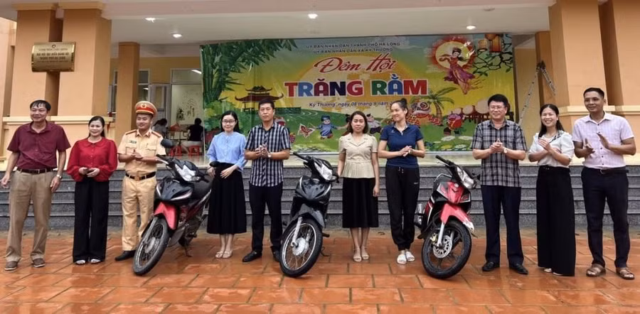 Các thầy cô giáo được tặng xe máy.