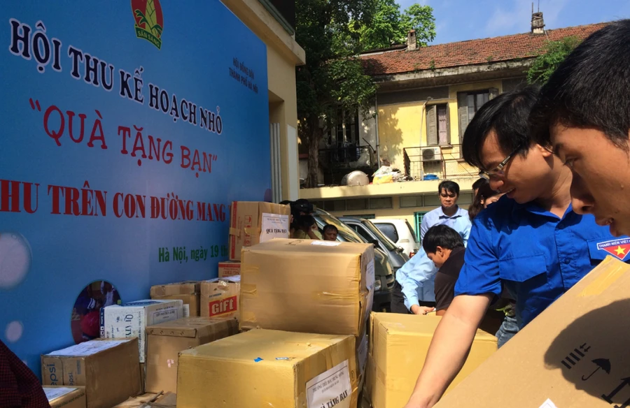 Ban tổ chức nhận quà của các đơn vị ủng hộ Hành trình “Trung thu trên con đường mang tên Bác”