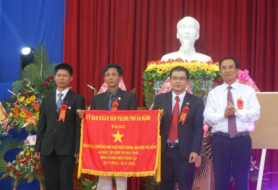 Đại diện UBND TP Đà Nẵng tặng Cờ truyền thống cho tập thể khoa Điện. 