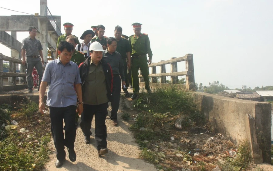 Phó Thủ tướng Hoàng Trung Hải kiểm tra công trình cống ngăn mặn ở huyện An Minh, Kiên Giang 