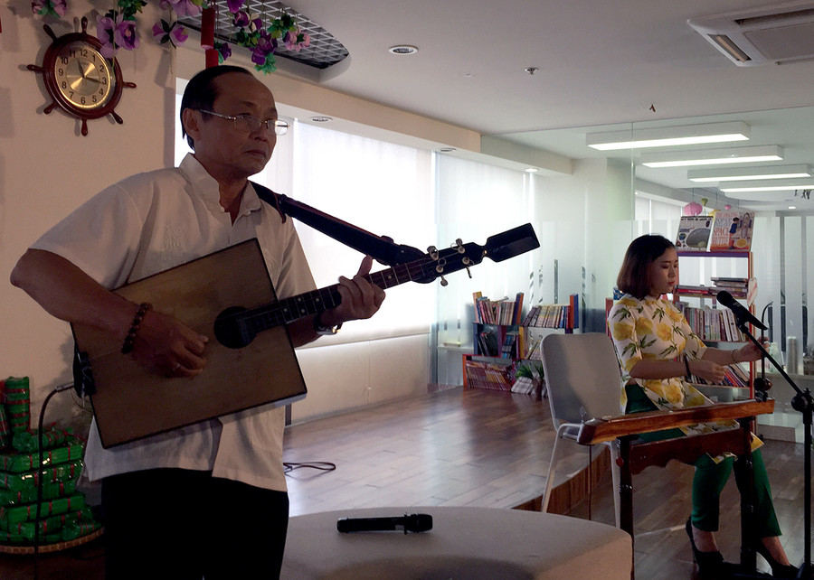 Tiết mục biểu diễn nhạc cụ dân tộc do nhạc sĩ Nguyễn Hoàng Kim Quang và nghệ sĩ Như Ngọc trình bày