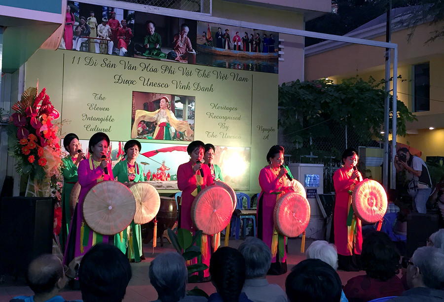 Khán giả thưởng thức những làn điệu dân ca quan họ tại lễ khai mạc Khán giả thưởng thức những làn điệu dân ca quan họ tại lễ khai mạc