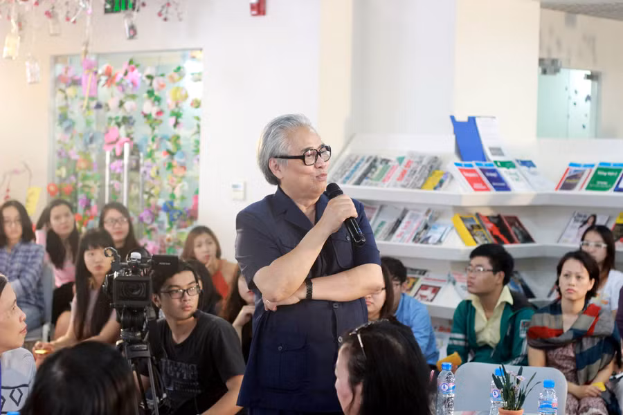 TS. Nguyễn Khắc Thuần trình bày tại buổi diễn thuyết