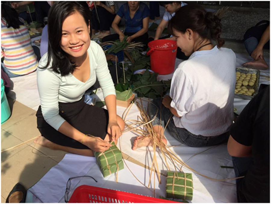 Niềm vui bên những chiếc bánh vừa làm xong