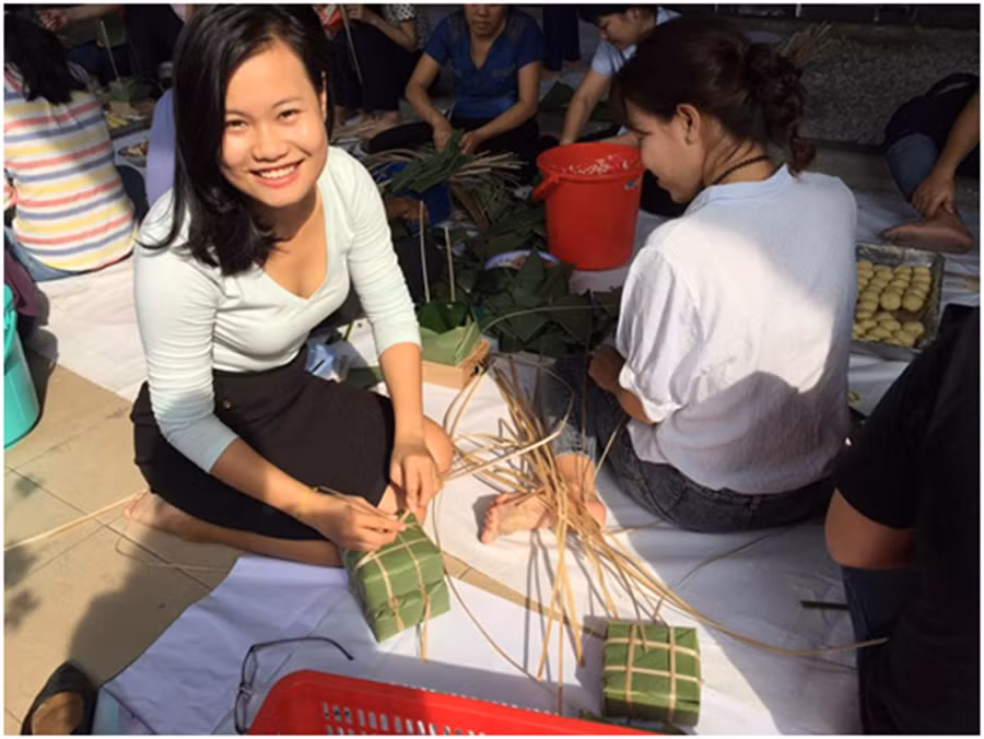 Niềm vui bên những chiếc bánh vừa làm xong Niềm vui bên những chiếc bánh vừa làm xong