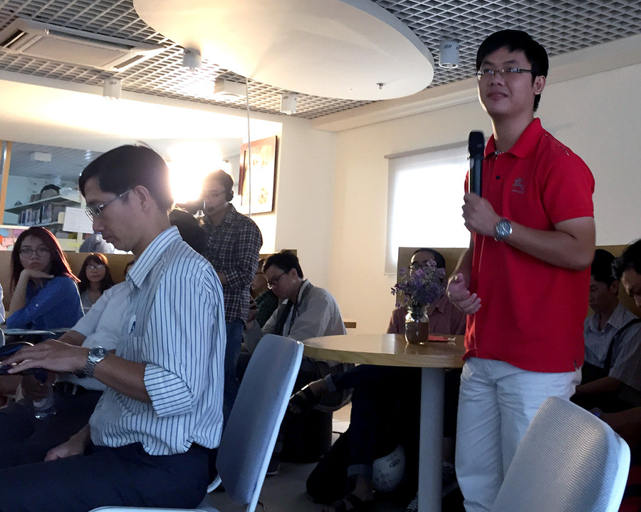 SV đặt câu hỏi giao lưu với diễn giả