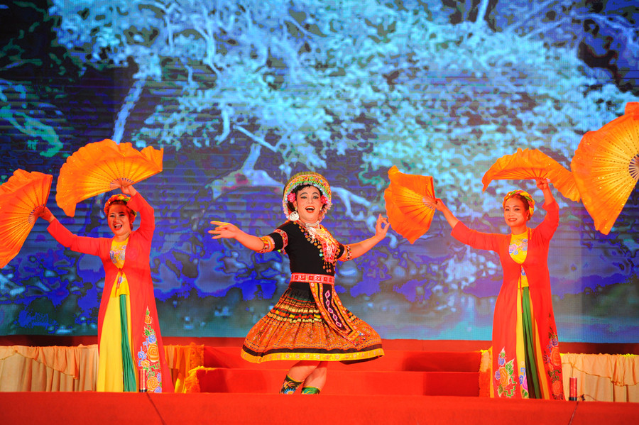 Tiết mục hát Chầu văn với phần thể hiện của nghệ sĩ Ngọc Sơn và tốp múa đến từ Nhà hát chèo Quân Đội.