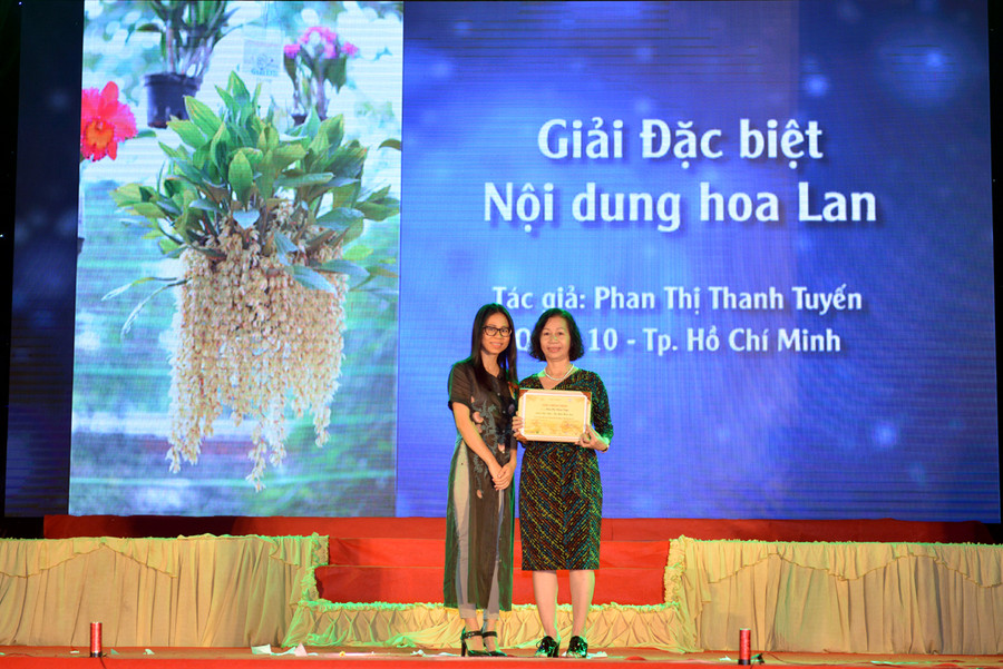 Ban Tổ chức trao giải Đặc biệt cho bà Phan Thị Thanh Tuyến (TPHCM) với tác phẩm Lan thanh đạm