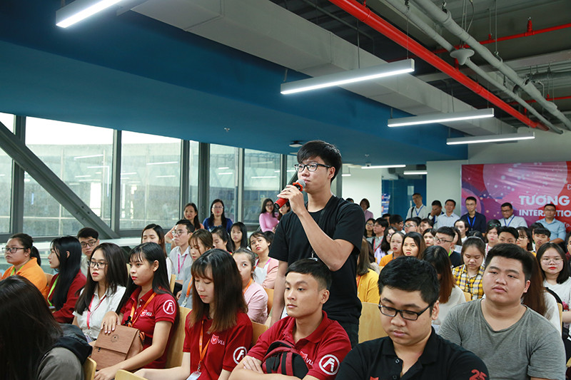 SV tham gia đặt câu hỏi dành cho các diễn giả.