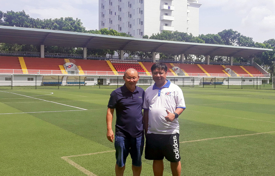 HLV Park Hang Seo chụp ảnh với thầy Nguyễn Văn Bắc - Trưởng khoa Khoa học thể thao TDTU HLV Park Hang Seo chụp ảnh với thầy Nguyễn Văn Bắc - Trưởng khoa Khoa học thể thao TDTU