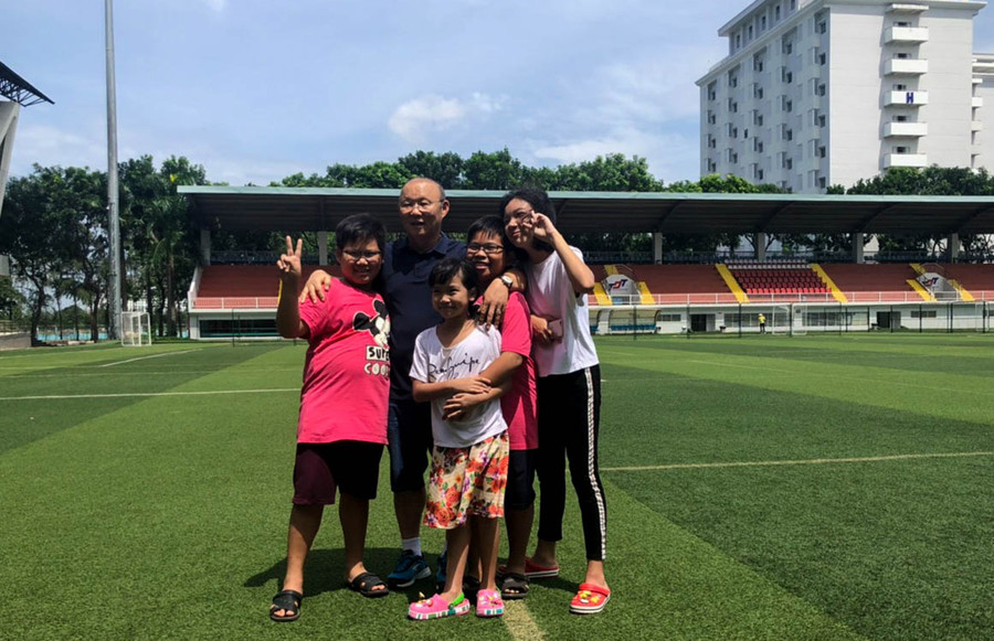 HLV Park Hang Seo chụp ảnh với các cháu thiếu nhi tại sân cỏ TDTU sáng 31/7 HLV Park Hang Seo chụp ảnh với các cháu thiếu nhi tại sân cỏ TDTU sáng 31/7