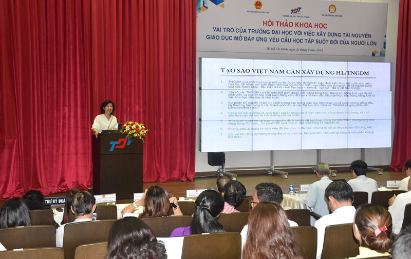 PGS.TS Vũ Thị Tú Anh – Phó Vụ trưởng phụ trách Vụ GDTX (Bộ GD&ĐT) báo cáo tham luận tại hội thảo PGS.TS Vũ Thị Tú Anh – Phó Vụ trưởng phụ trách Vụ GDTX (Bộ GD&ĐT) báo cáo tham luận tại hội thảo