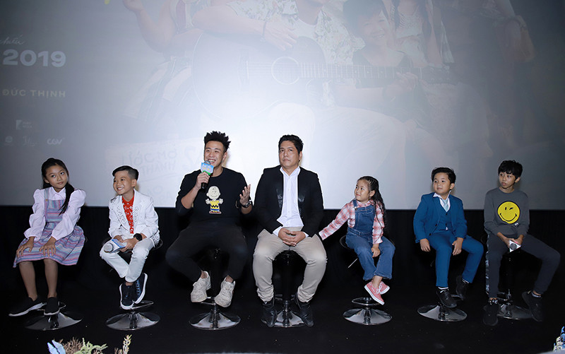 Diễn viên của phim Anh thầy ngôi sao tại buổi ra mắt. Diễn viên của phim Anh thầy ngôi sao tại buổi ra mắt.