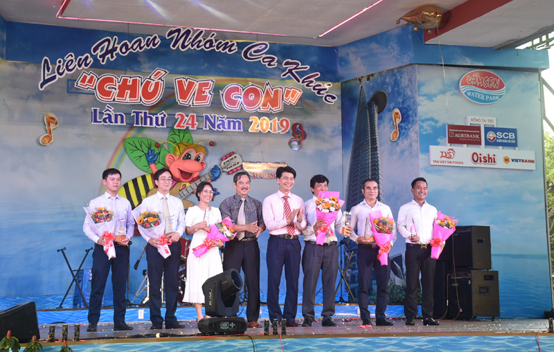 Ban tổ chức tặng hoa cám ơn các đơn vị tài trợ chương trình Ban tổ chức tặng hoa cám ơn các đơn vị tài trợ chương trình