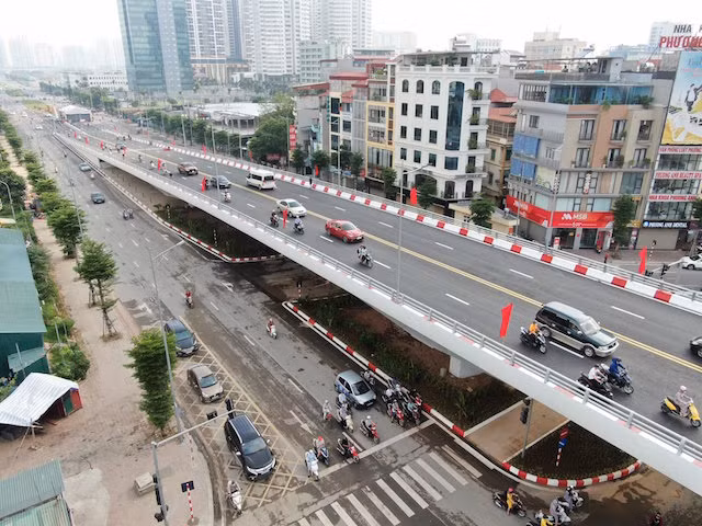 Cầu vượt nút giao Nguyễn Văn Huyên - Hoàng Quốc Việt đã đưa vào sử dụng.