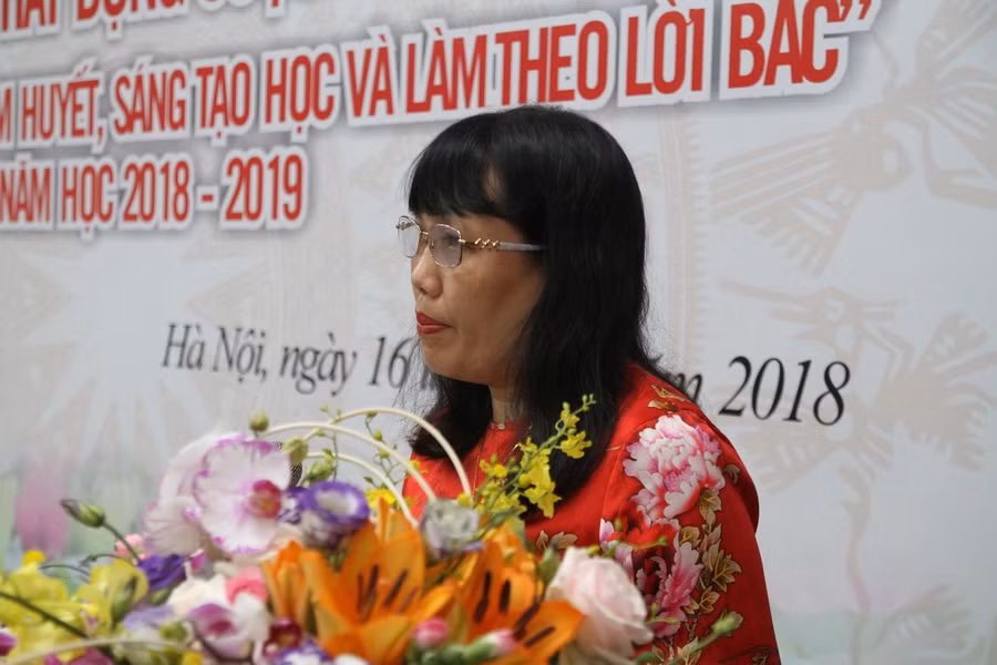 Bà Nguyễn Bội Quỳnh - Hiệu trưởng Trường THPT Việt Đức (Hà Nội) phát biểu tại buổi lễ