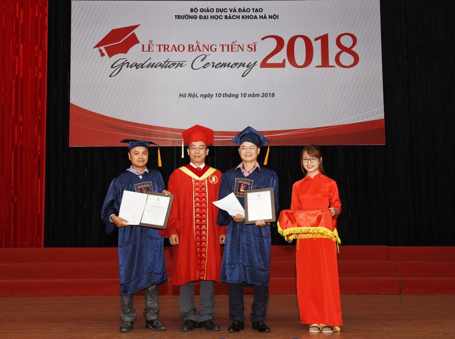 Thầy Nguyễn Văn Yên (Bên trái) trong lễ trao bằng tiến sĩ