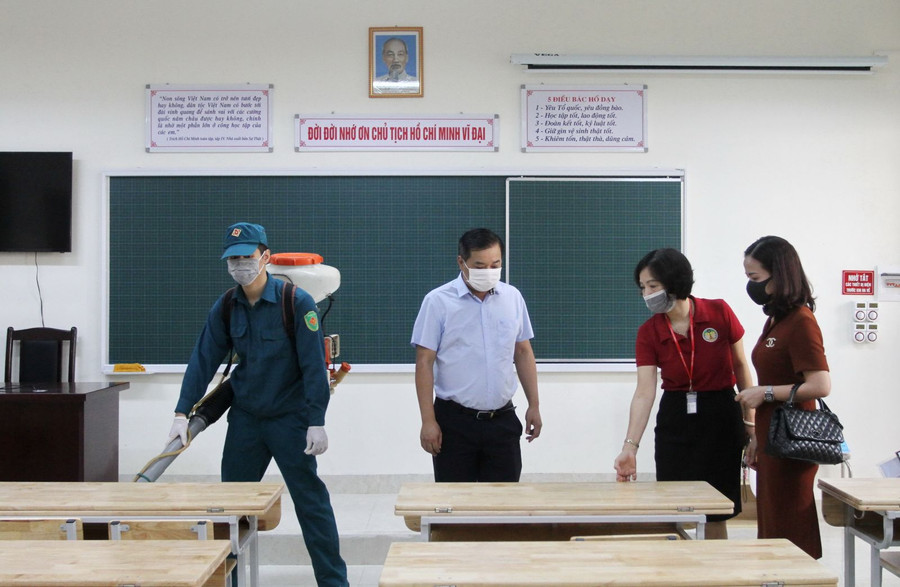 Ông Đinh Hồng Phong kiểm tra công tác chuẩn bị khai giảng tại trường tiểu học Tràng An.