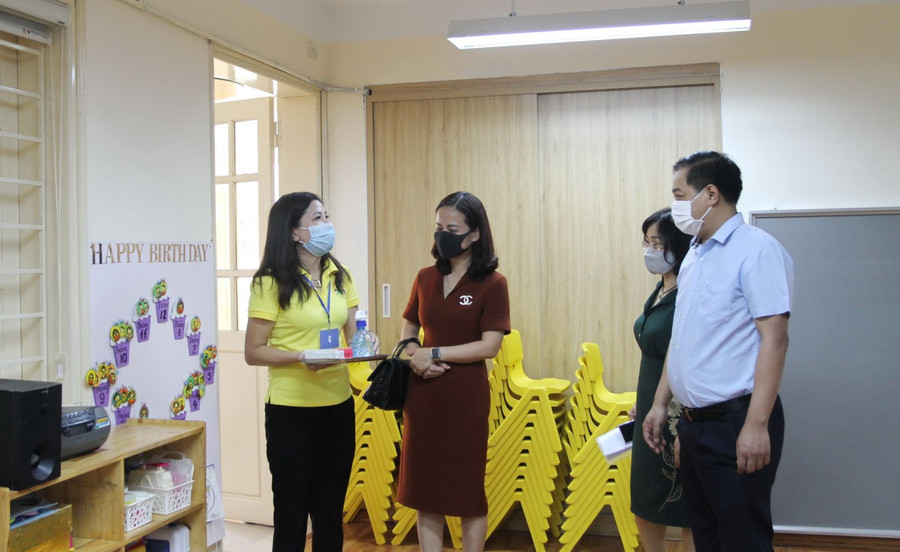 Bà Phạm Thị Thu Hà - Hiệu trưởng Trường Mẫu giáo Mầm non A báo cáo công tác chuẩn bị năm học mới.