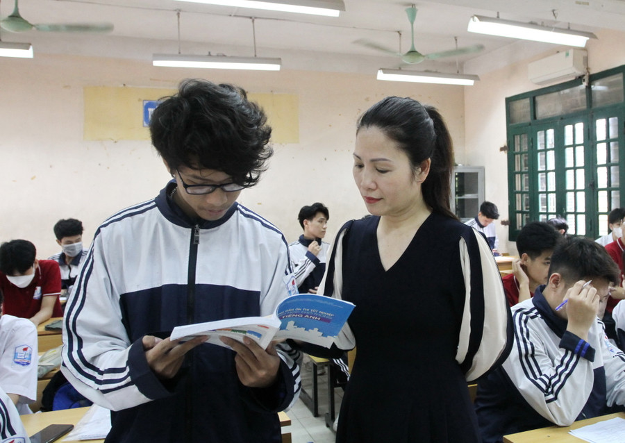 Học sinh Trường THPT Lý Thường Kiệt ôn thi môn tiếng Anh.