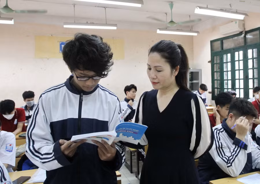 Học sinh Trường THPT Lý Thường Kiệt ôn thi môn tiếng Anh.