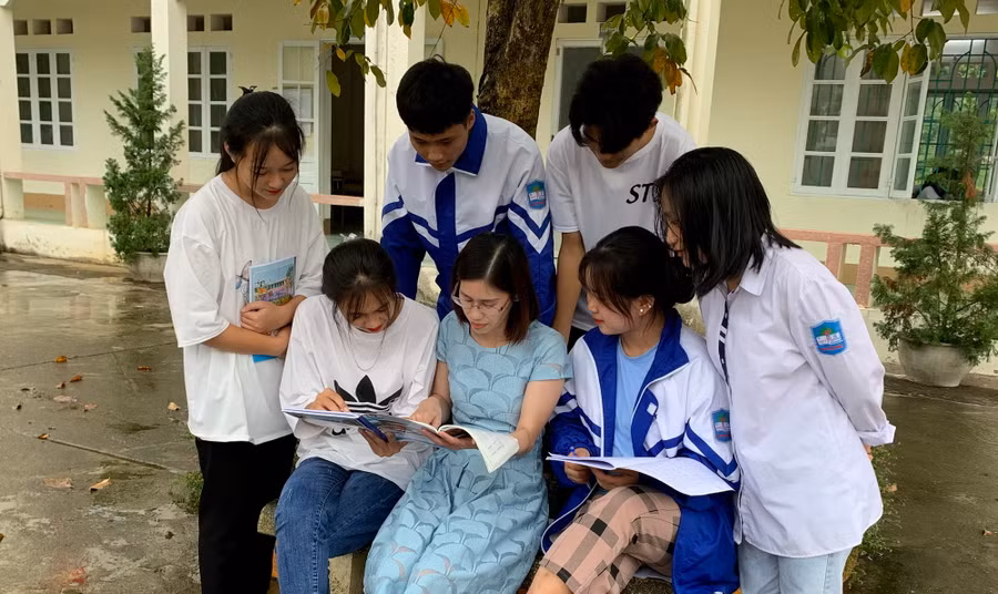 Cô Xuân và học sinh Trường THPT Nguyên Bình, Cao Bằng.