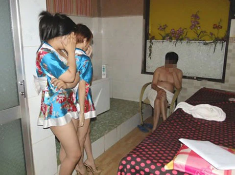 "Thượng đế" và 2 nhân viên nữ có hành vi kích dục tại cơ sở massage Thanh Hằng.