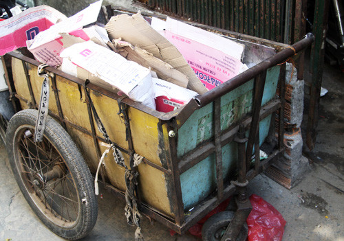 Chiếc xe mà chị Hồng hàng ngày đi mua phế liệu và "trúng" được "kho báu". Chiếc xe mà chị Hồng hàng ngày đi mua phế liệu và