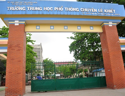 Hàng chục học sinh nhập viện vì ong đốt