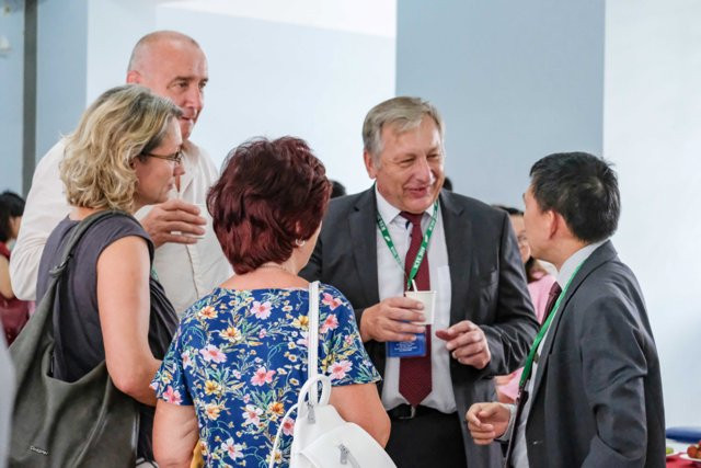 Một số đại biểu trao đổi bên lề hội thảo Một số đại biểu trao đổi bên lề hội thảo