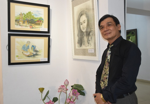 Họa sĩ Hà Minh Chánh bên tác phẩm của mình tại triển lãm Họa sĩ Hà Minh Chánh bên tác phẩm của mình tại triển lãm